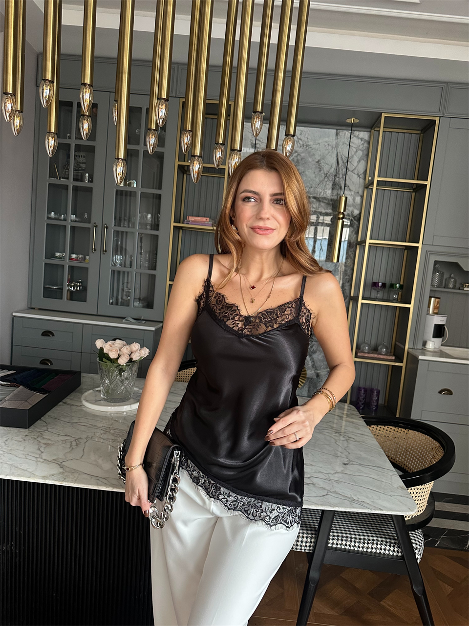 Asimetrik Kesim Dantel Detaylı Saten Bluz