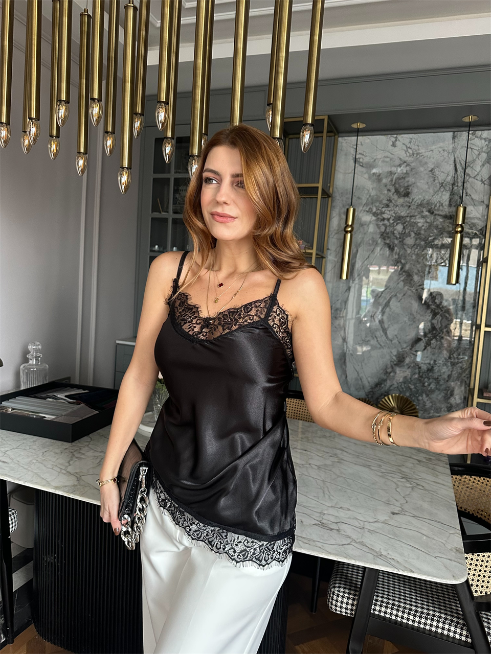Asimetrik Kesim Dantel Detaylı Saten Bluz
