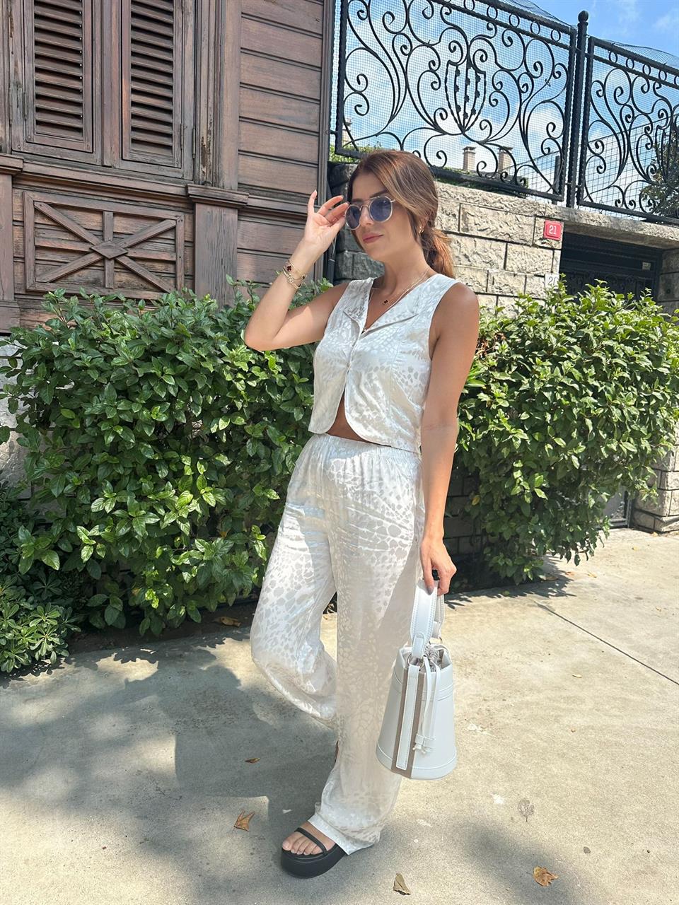 Bej Saten Leo Yelek Pantolon Takım