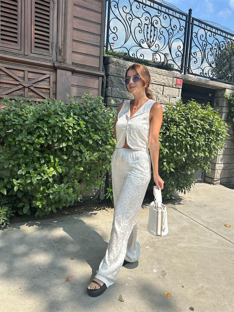 Bej Saten Leo Yelek Pantolon Takım