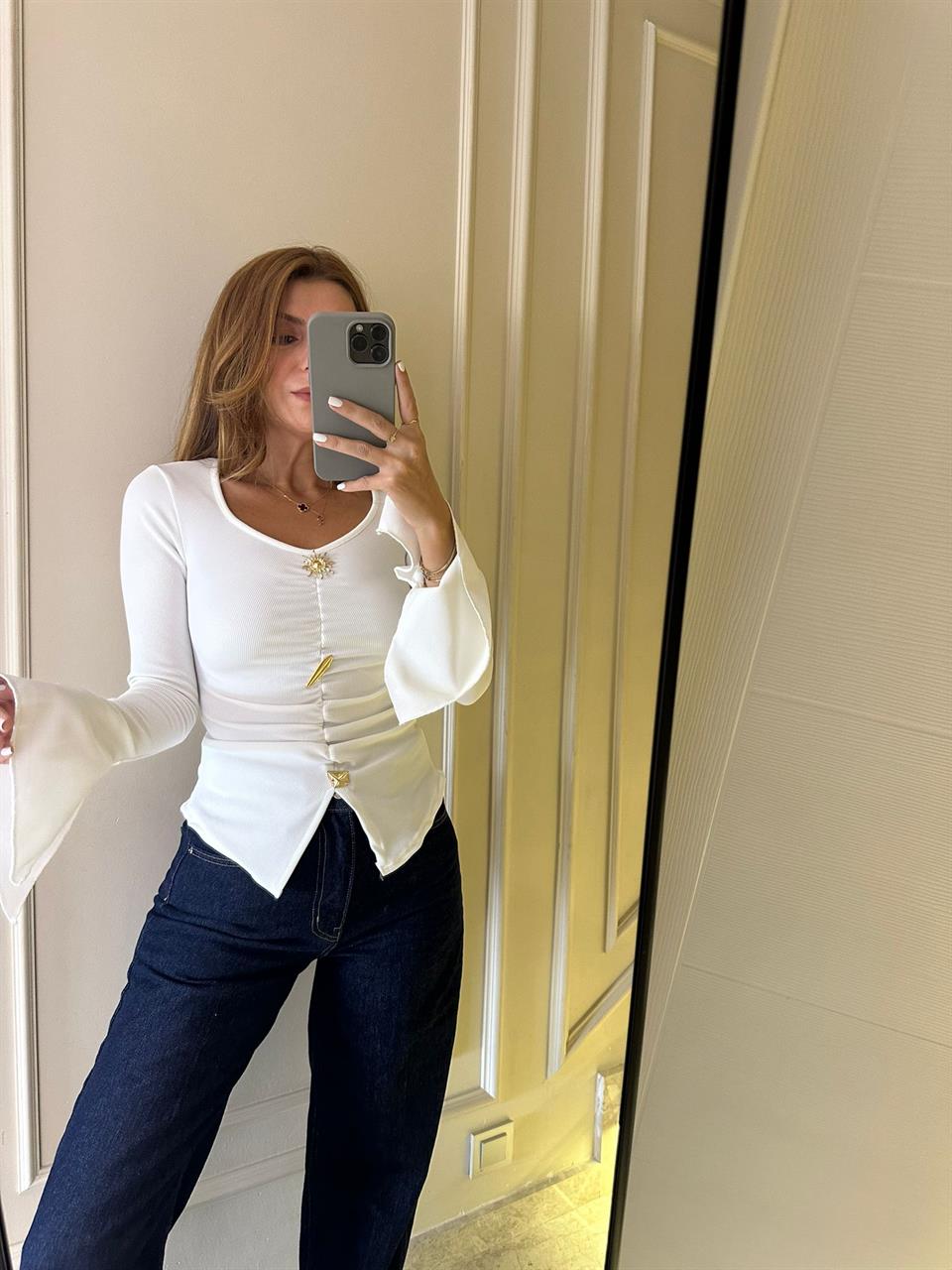 Beyaz Aksesuarlı İspanyol Kol Bluz