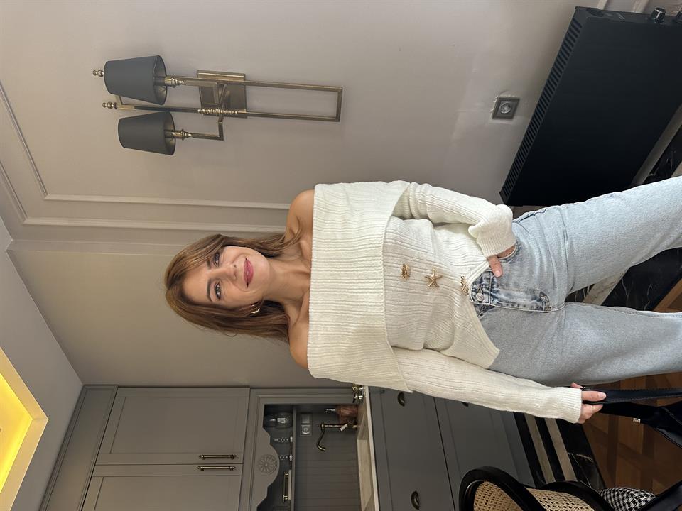 Beyaz Aksesuarlı Madonna Yaka Kazak