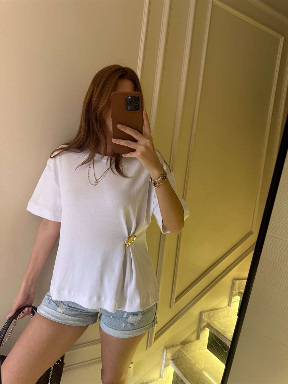 Beyaz Aplikeli Pamuklu Tişört