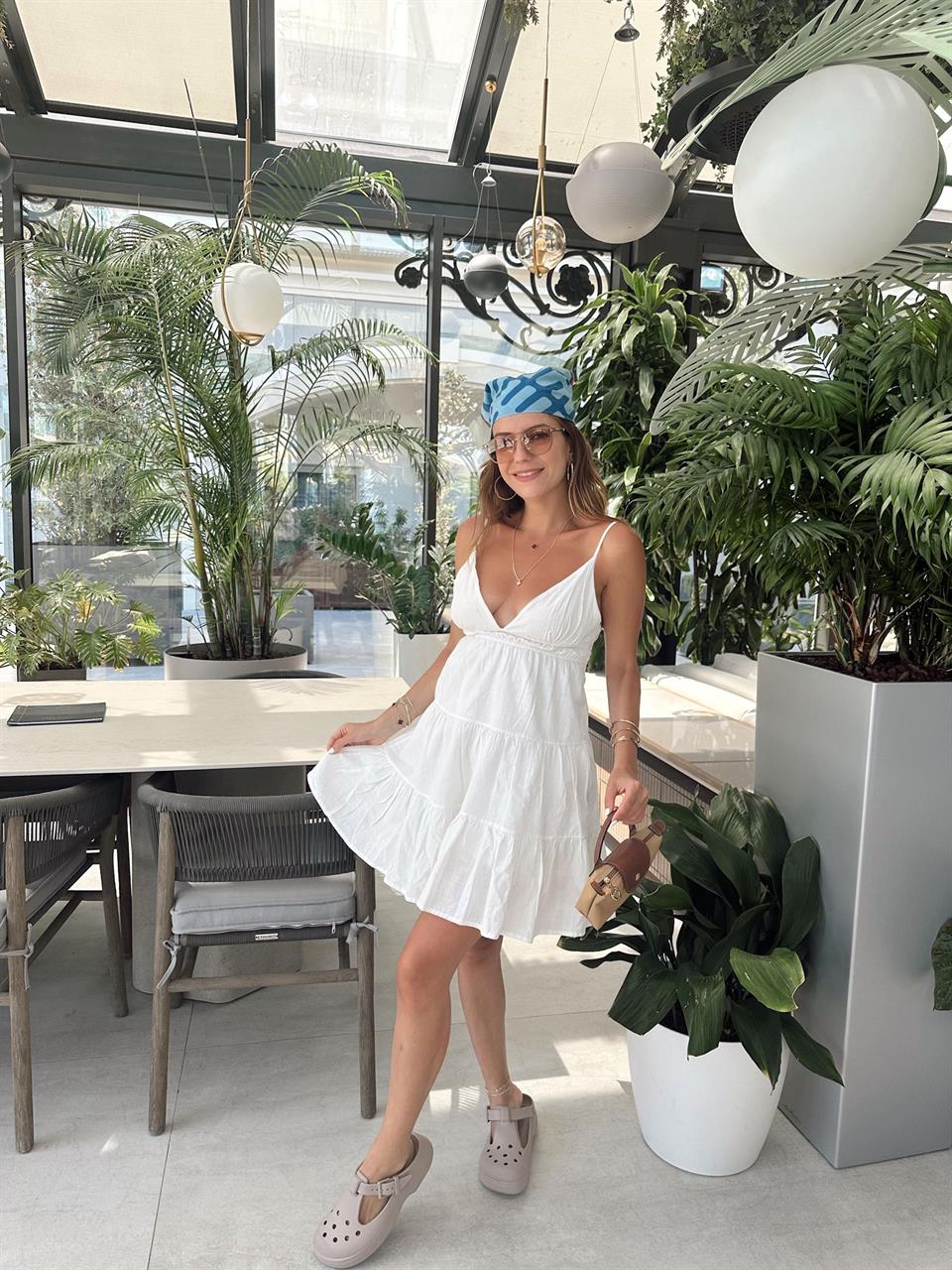 Beyaz Arkası Bağcıklı Keten Elbise