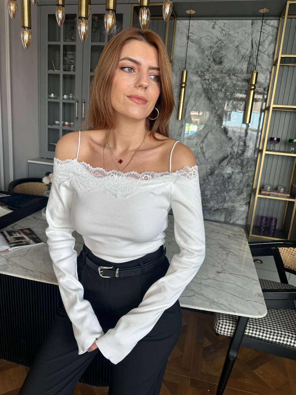 Beyaz Askılı Dantel Detay Madonna Yaka Bluz