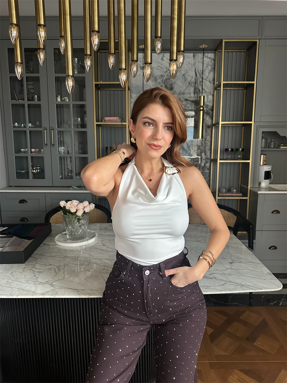 Beyaz Boyun Toka Detay Degaje Bluz