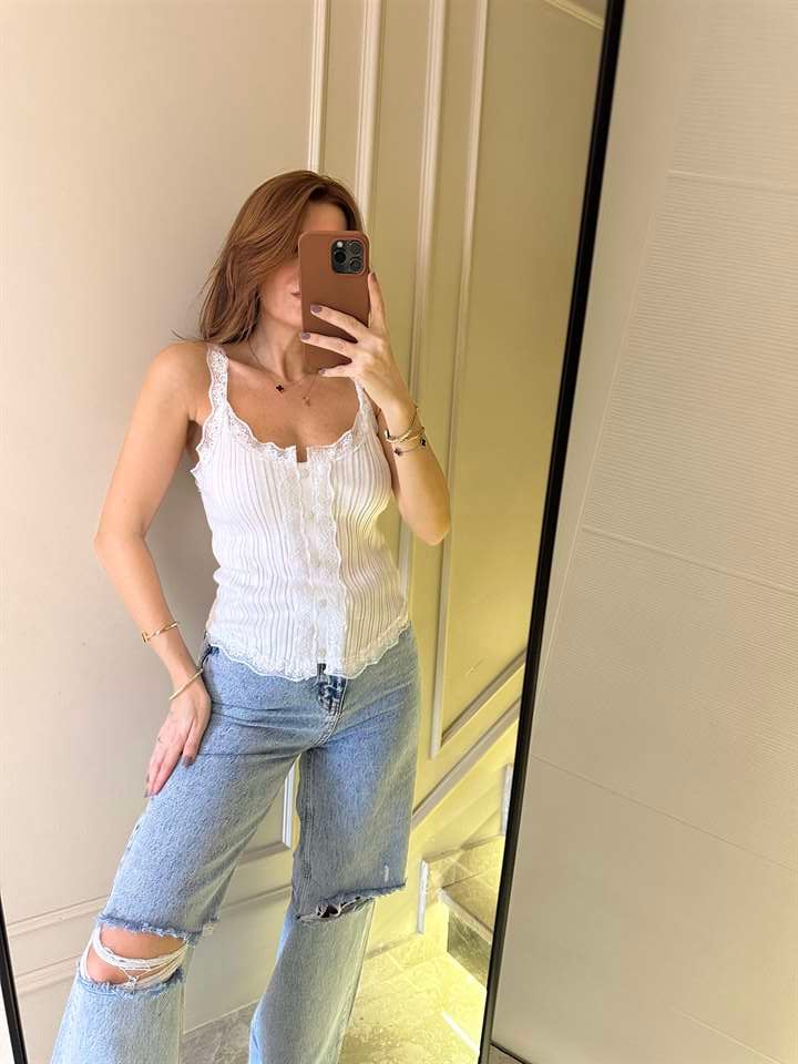 Beyaz Dantel Detay Düğmeli Triko Bluz