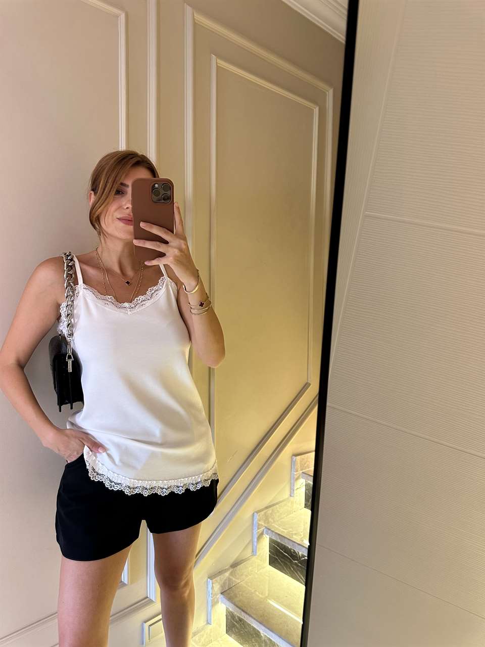 Beyaz Dantelli Asimetrik Askılı Bluz