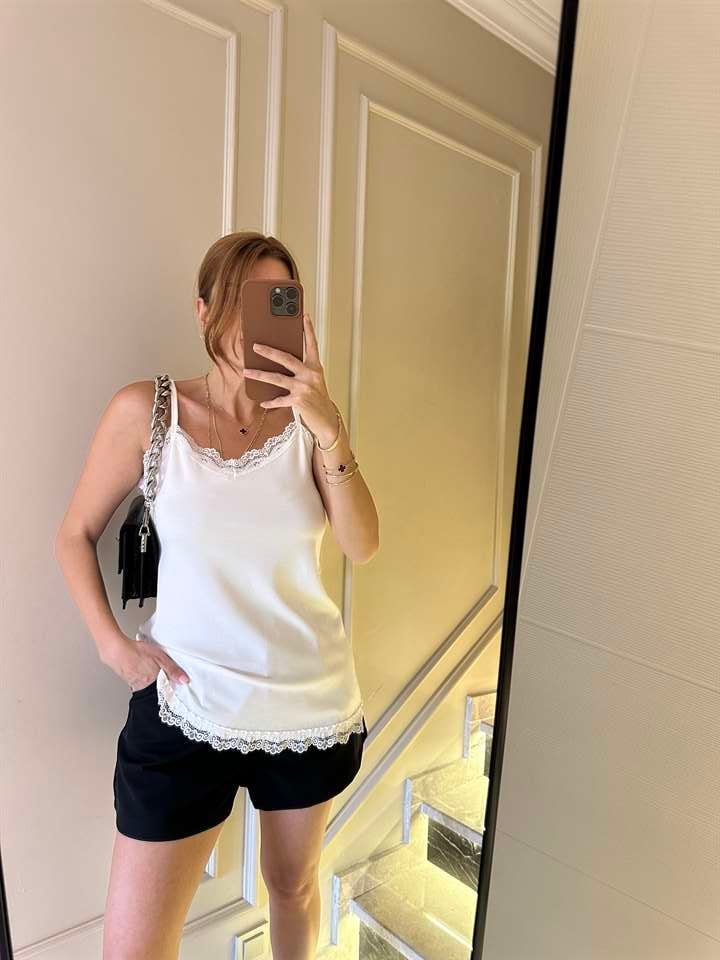 Beyaz Dantelli Asimetrik Askılı Bluz