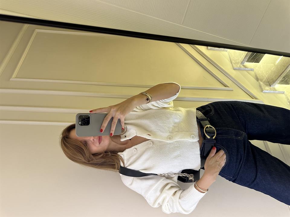 Beyaz Düğmeli Yün Crop Hırka