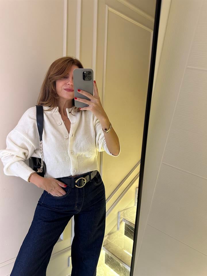 Beyaz Düğmeli Yün Crop Hırka