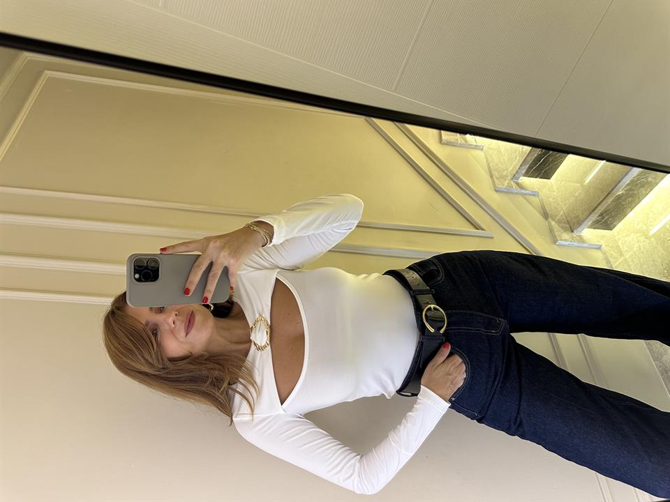 Beyaz Göğüs Metal Aksesuarlı Degaje Bluz