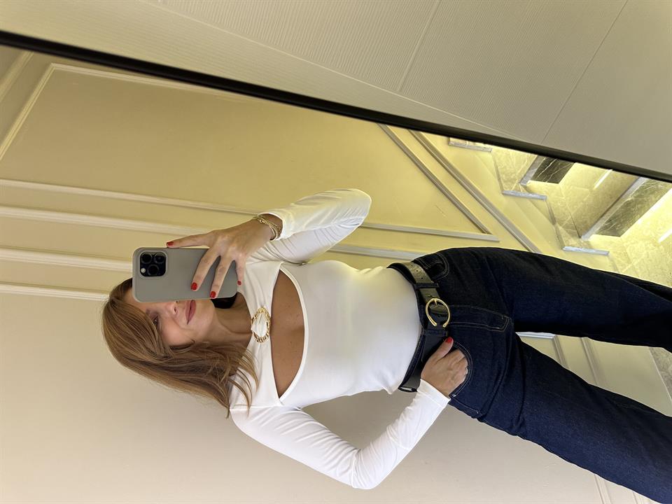 Beyaz Göğüs Metal Aksesuarlı Degaje Bluz