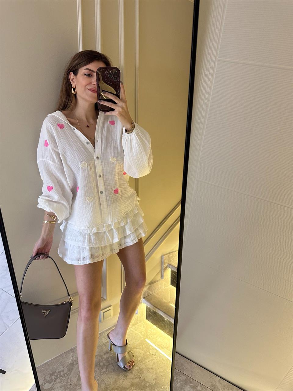 Beyaz Kalp Nakışlı Gömlek