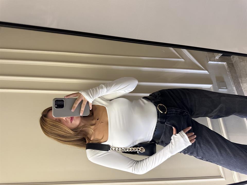 Beyaz Kare Yaka Parmak Geçmeli Dalgıç Bluz