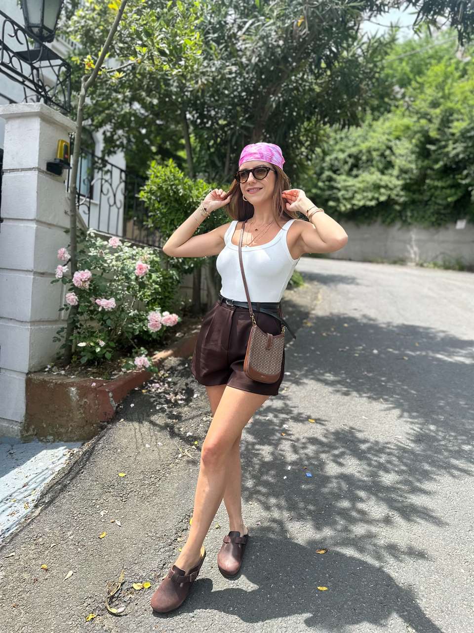 Beyaz Kemerli Pileli Kumaş Şort