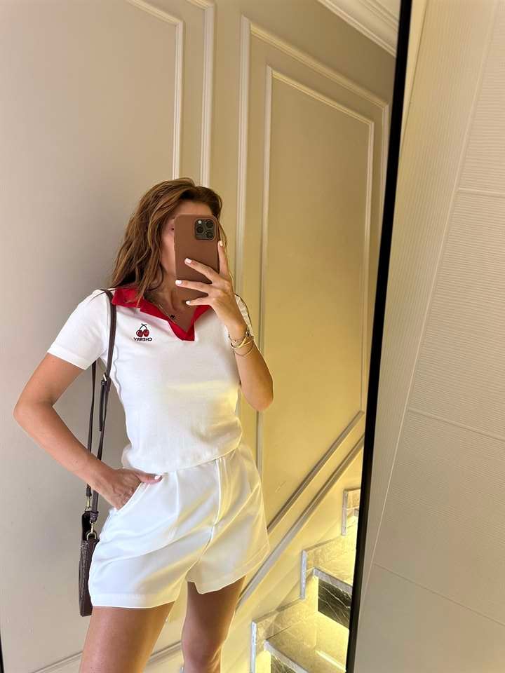 Beyaz Kiraz Nakışlı Polo Yaka Tişört