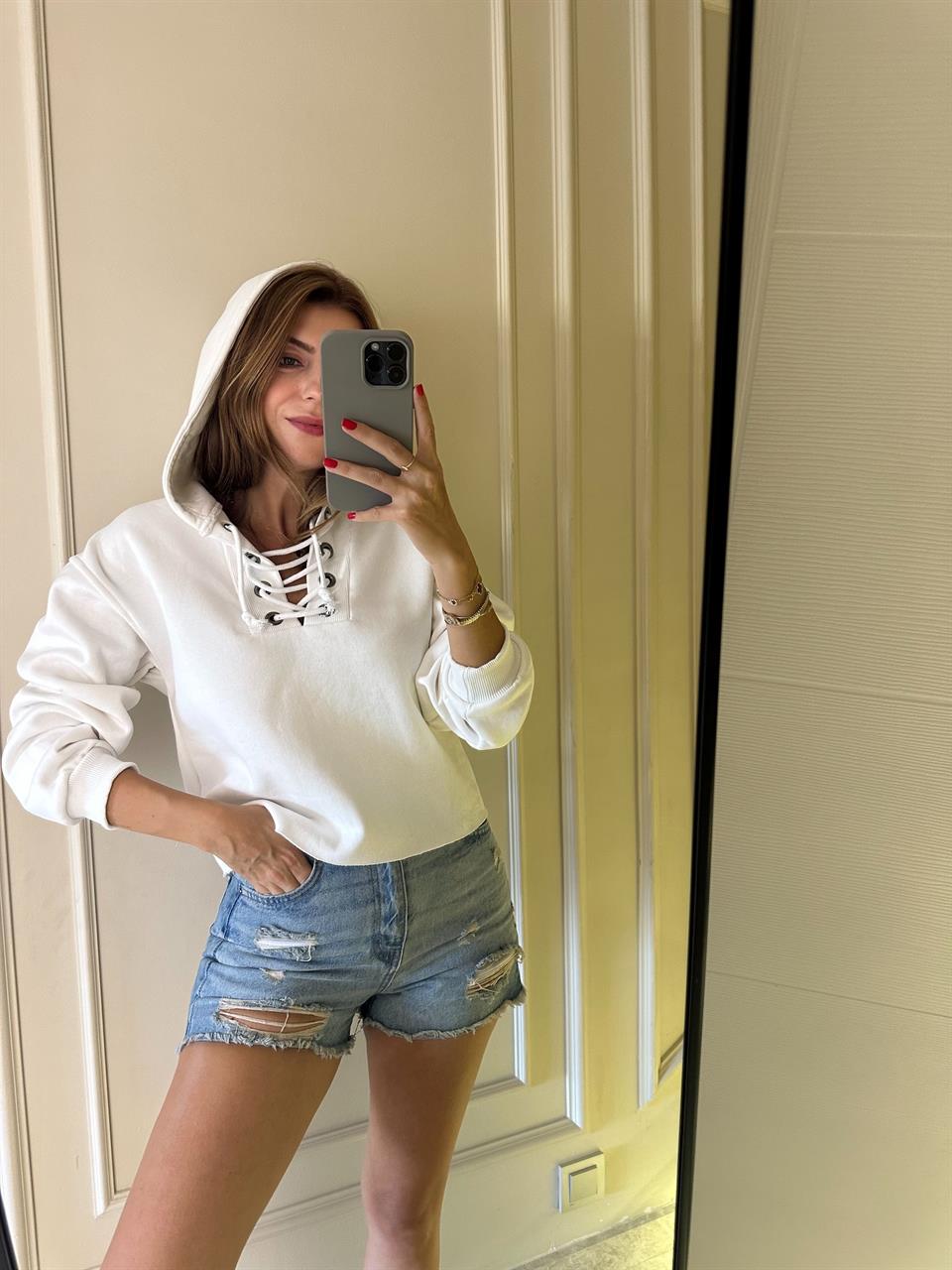 Beyaz Kuşgözü Detay Sweatshirt