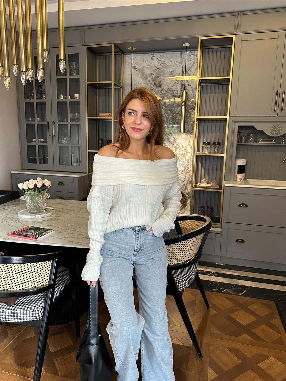 Beyaz Madonna Yaka Şardonlu Triko Kazak