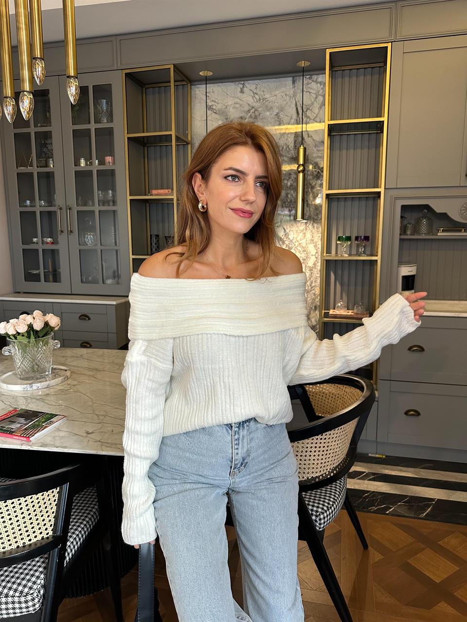 Beyaz Madonna Yaka Şardonlu Triko Kazak