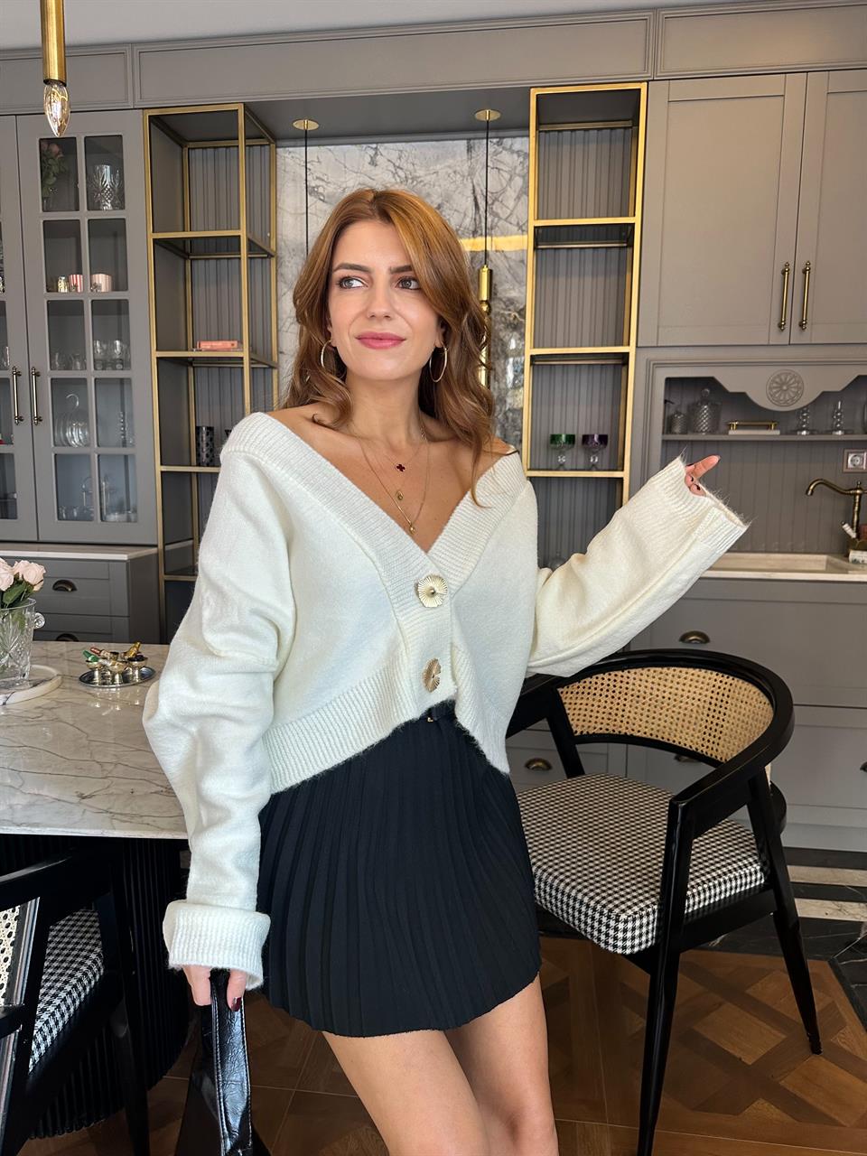 Beyaz Metal Aksesuar Düğmeli Triko Hırka