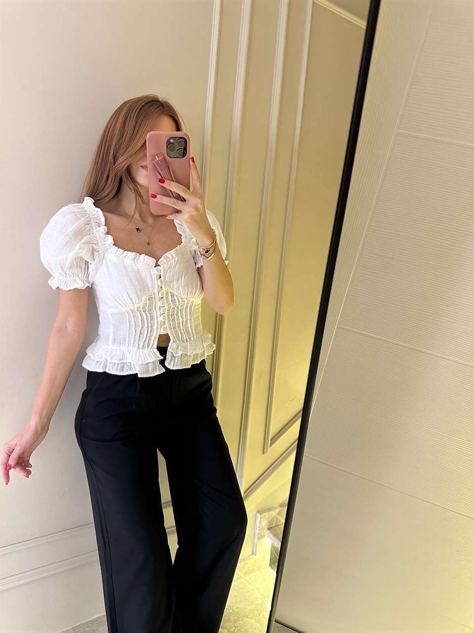 Beyaz Müslin Düğmeli Madonna Bluz