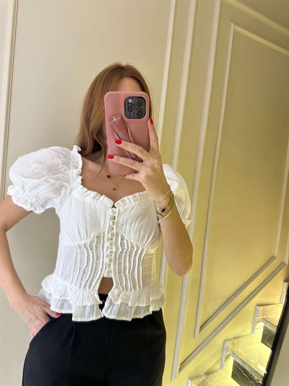 Beyaz Müslin Düğmeli Madonna Bluz