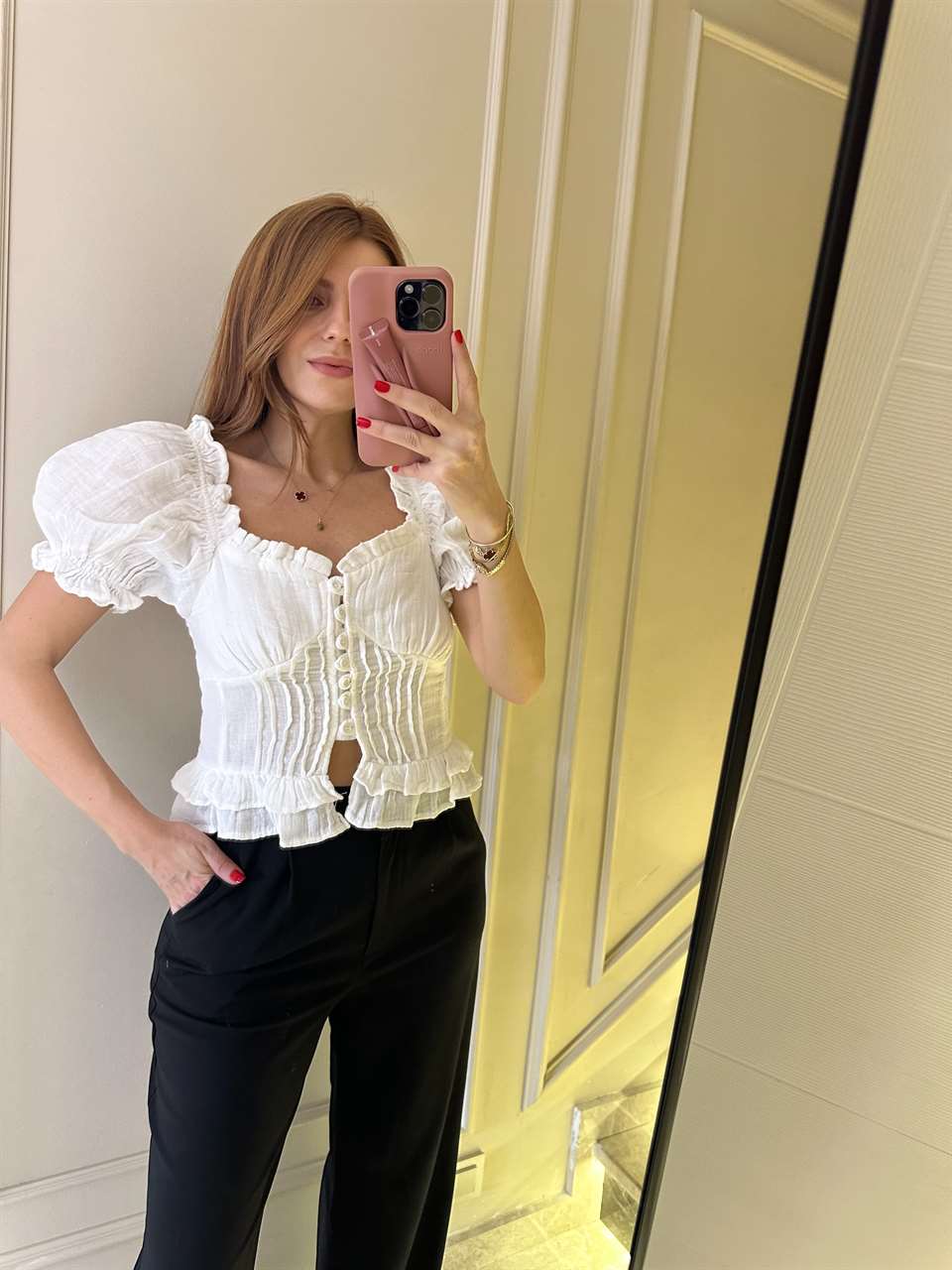 Beyaz Müslin Düğmeli Madonna Bluz