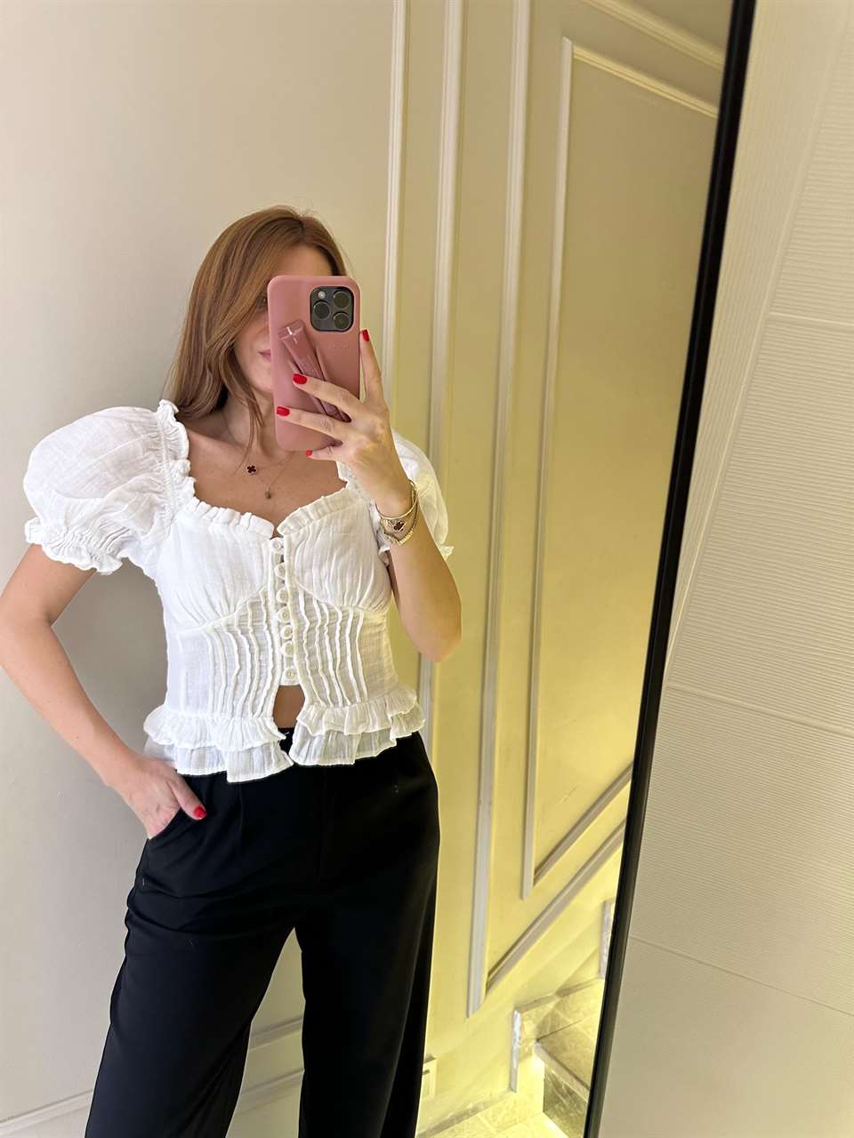 Beyaz Müslin Düğmeli Madonna Bluz