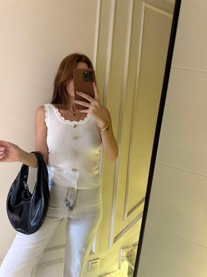 Beyaz Önü Kalp Düğme Detay Triko Bluz