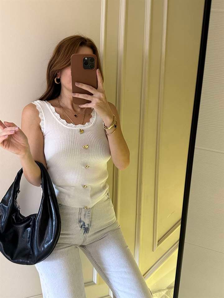 Beyaz Önü Kalp Düğme Detay Triko Bluz
