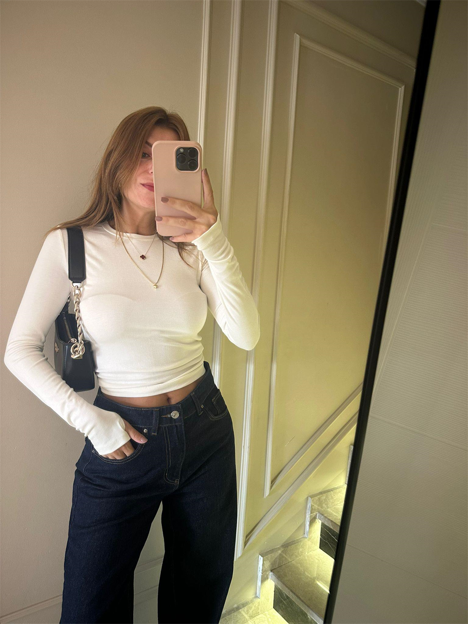 Beyaz Parmak Geçmeli Viskon Bluz