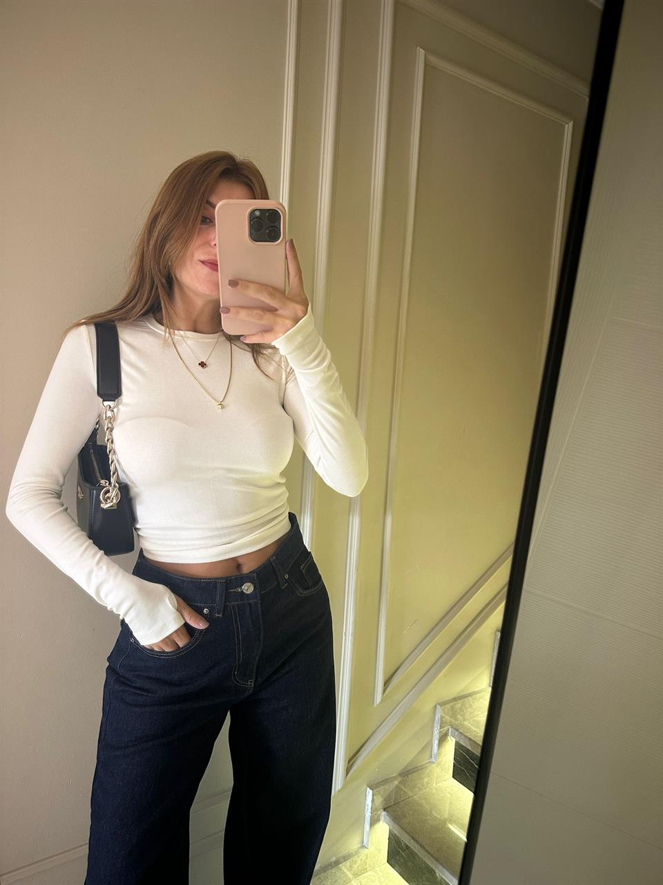 Beyaz Parmak Geçmeli Modal Bluz