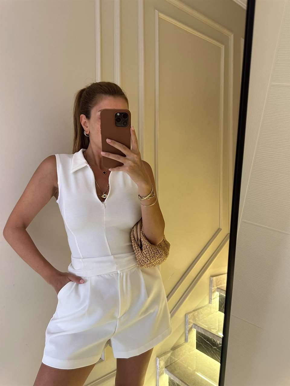 Beyaz Polo Yaka Fermuarlı Kolsuz Bluz