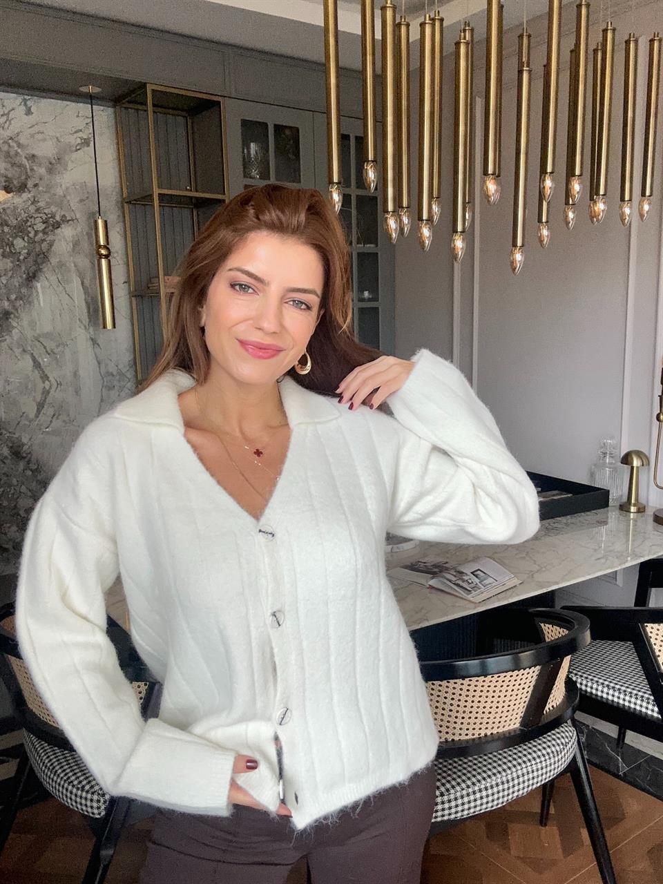 Beyaz Polo Yaka Yumoş Triko Hırka