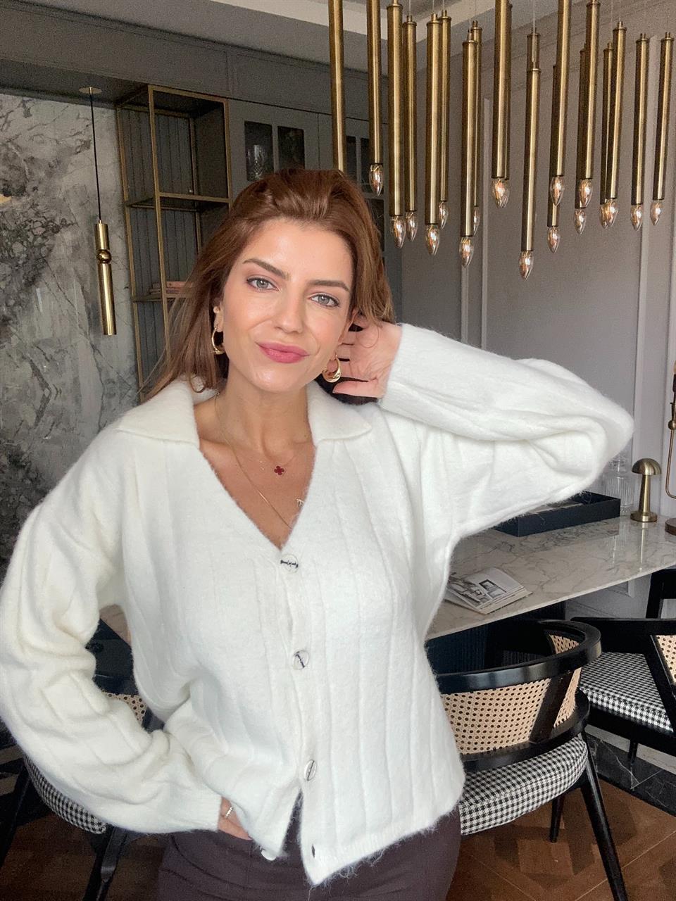 Beyaz Polo Yaka Yumoş Triko Hırka