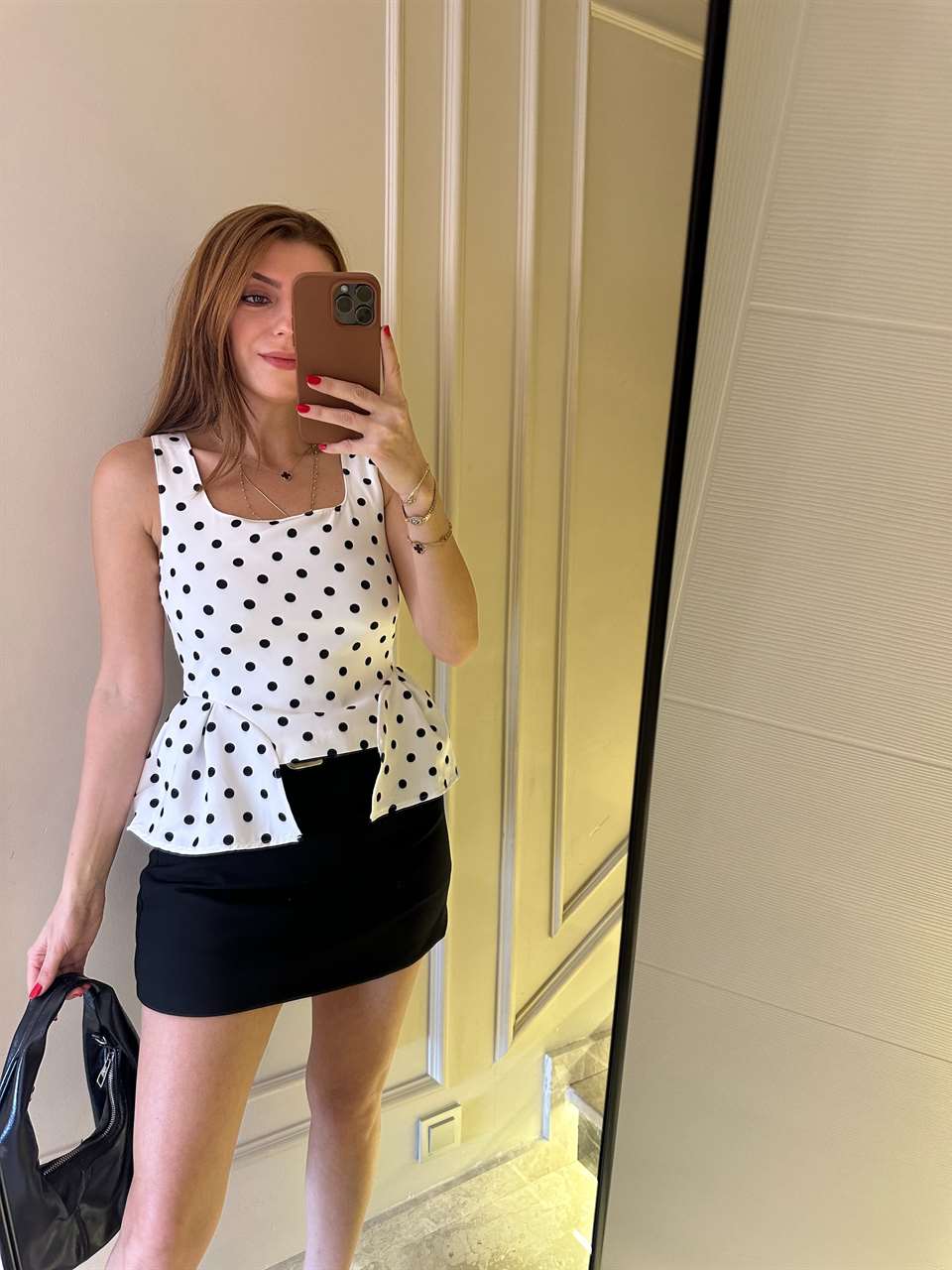 Beyaz Puantiyeli Kare Yaka Volanlı Bluz