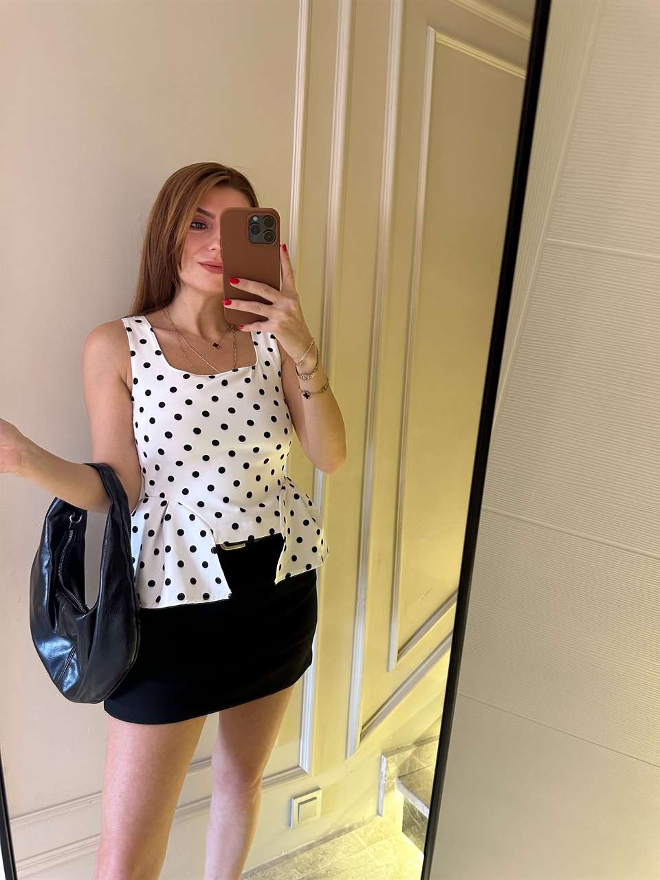 Beyaz Puantiyeli Kare Yaka Volanlı Bluz