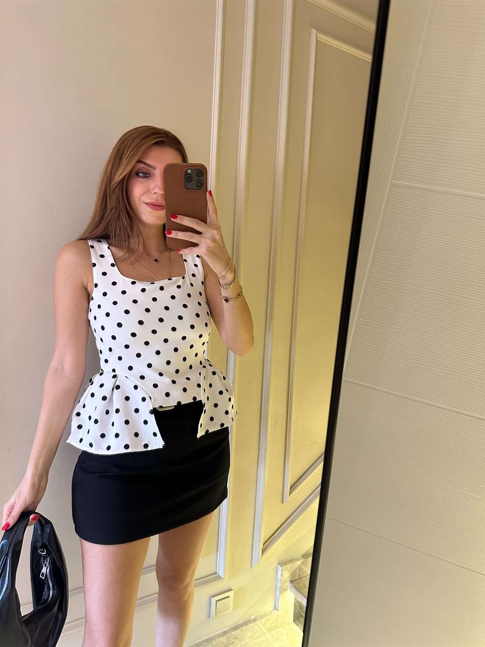Beyaz Puantiyeli Kare Yaka Volanlı Bluz