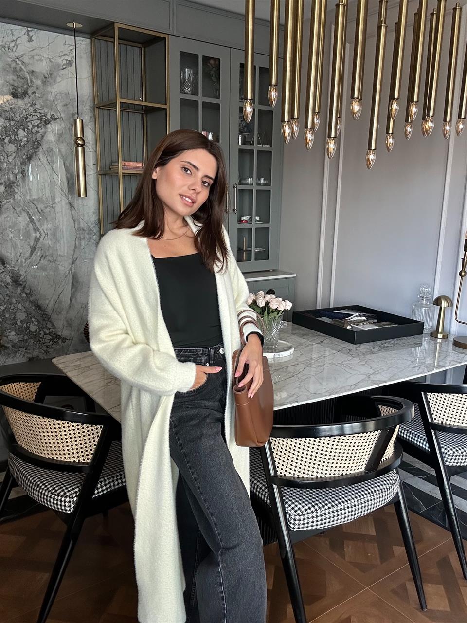 Beyaz Sakallı Yumoş Uzun Hırka