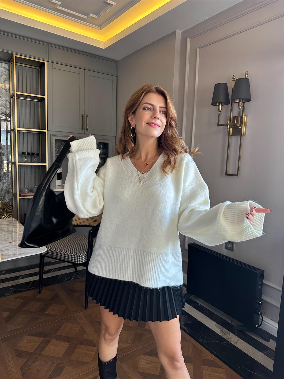 Beyaz V Yaka Salaş Triko Kazak