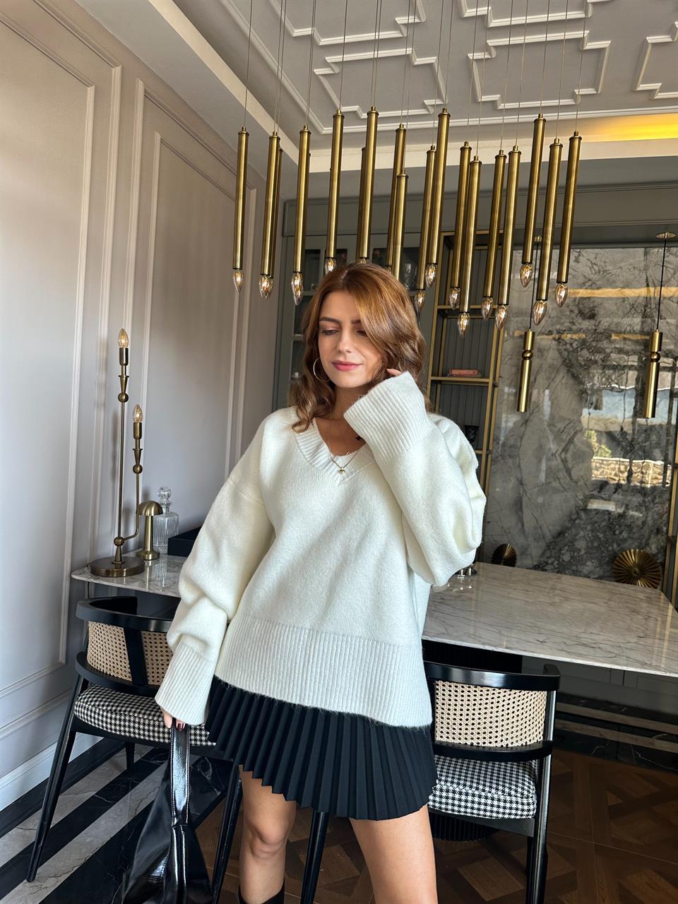 Beyaz V Yaka Salaş Triko Kazak