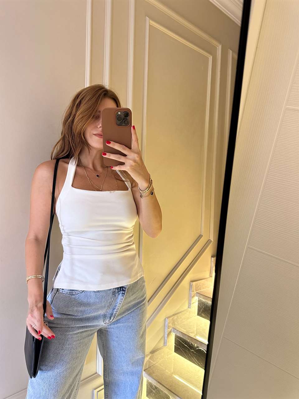 Beyaz Yan Yırtmaçlı Boyundan Geçmeli Bluz