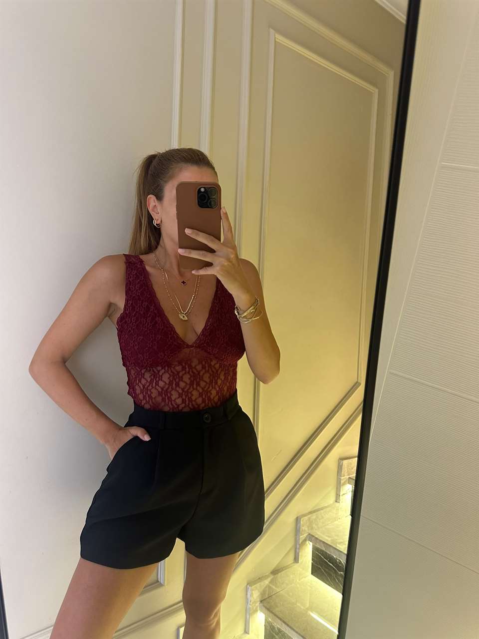 Bordo V Yaka Dantel Kolsuz Bluz