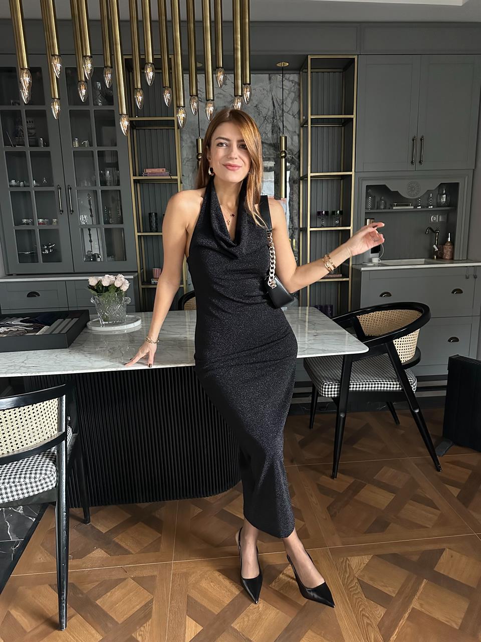 Boyundan Geçmeli Simli Elbise