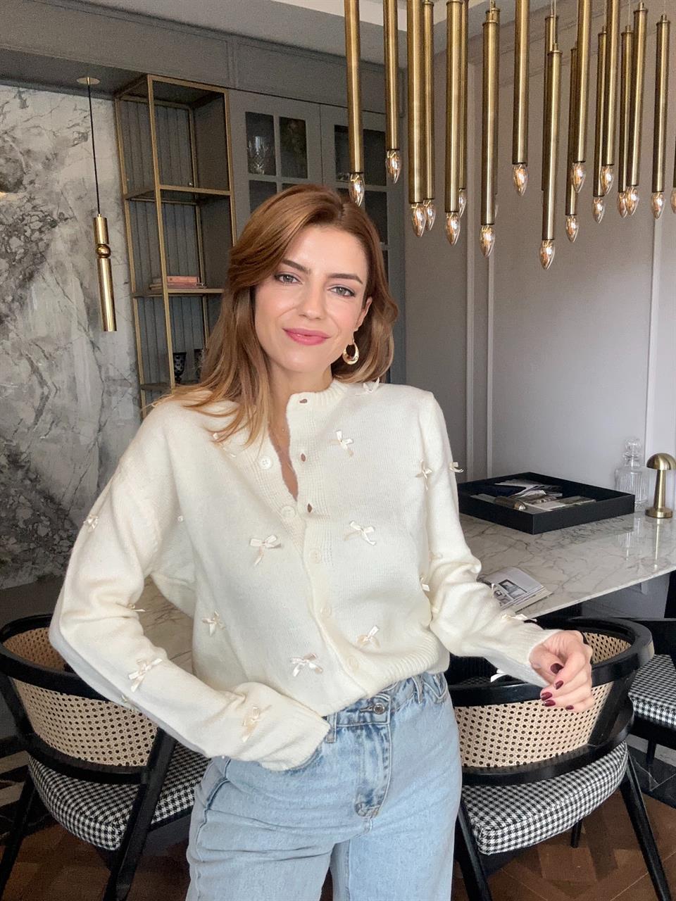 Ekru Kurdeleli Düğmeli Yün Hırka