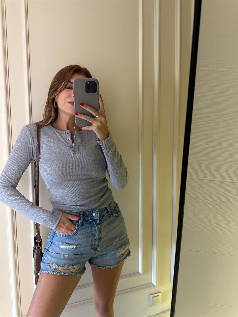 Gri Dört Düğme Fitilli Bluz