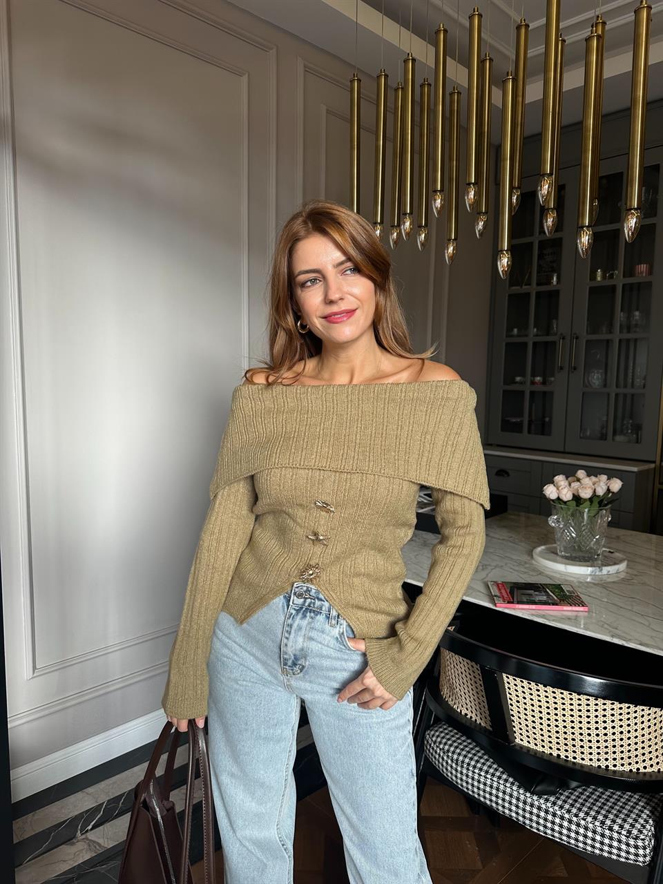 Haki Aksesuarlı Madonna Yaka Kazak