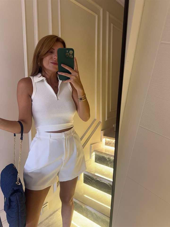 Kadın Beyaz Yarım Fermuarlı Polo Yaka Bluz