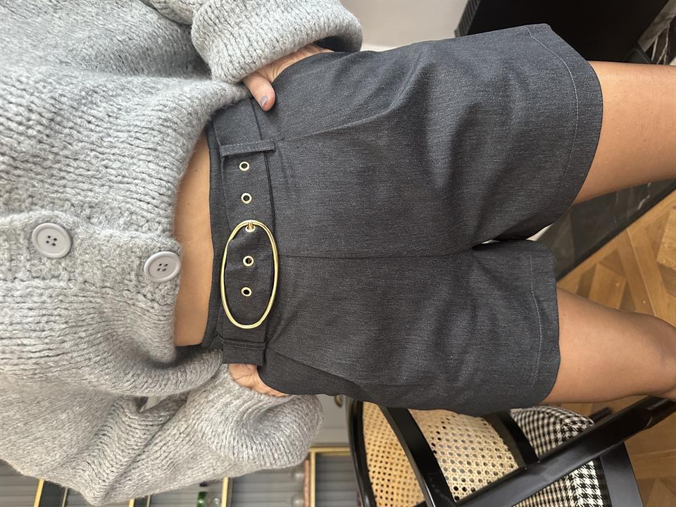 Kemer Detaylı Kalın Kumaş Şort